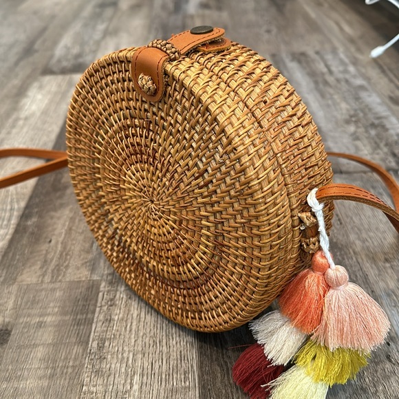 Round straw purse with snap closure and tassel - Picture 3 of 5